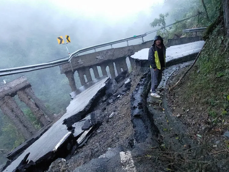 台7線災害路段還沒修好，又遭重創。翻攝畫面