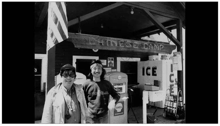 導演胡金銓（左）當年為《華工血淚史》找場景。國家電影及視聽文化中心提供