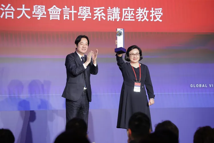 賴清德親頒「君子教育家獎」給政大會計系教授吳安妮。總統府提供