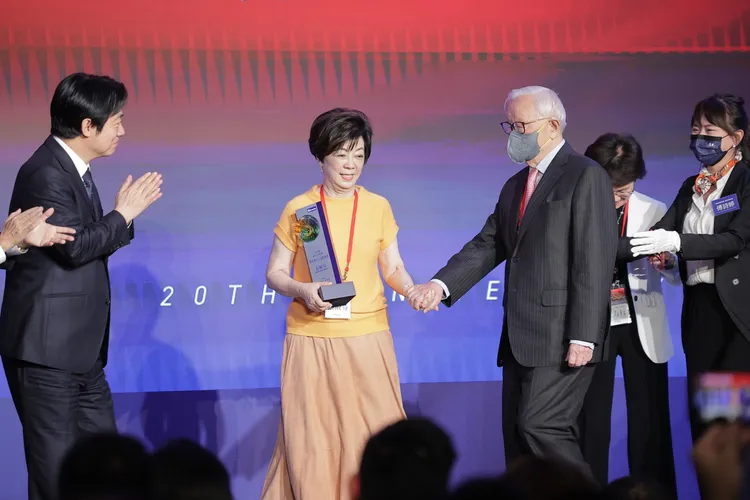 台積電創辦人張忠謀也現身陪同夫人張淑芬。總統府提供