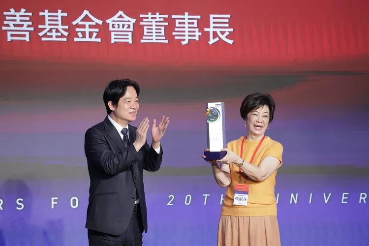 賴清德頒發「傑出公益服務獎」給台積電慈善基金會董事長張淑芬。總統府提供