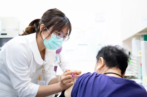 50歲男打完第5劑死亡! 接種莫德納次世代2天冒冷汗臥床沒再醒