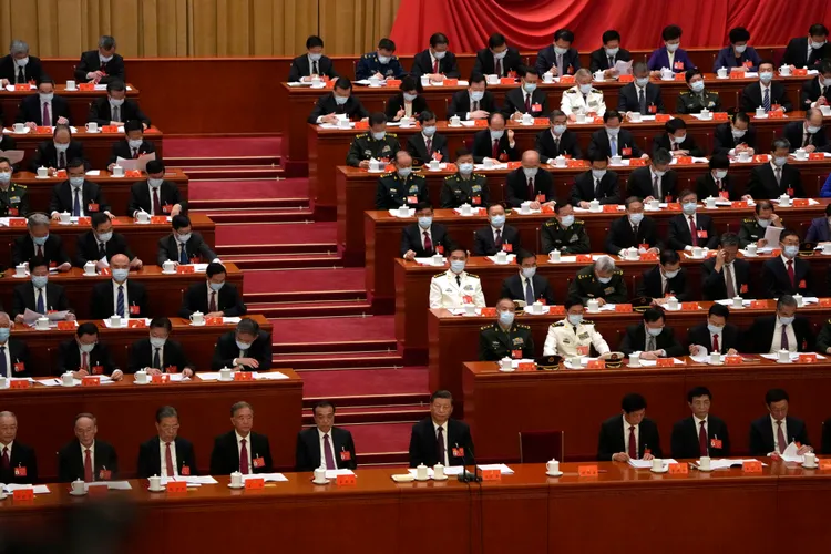 中共20大今閉幕，習近平（前排中）的左側，在前領導人胡錦濤離場後留下空位。美聯社