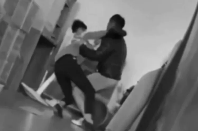 女同學被撂倒。翻攝「社會事新聞影音」