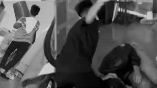 女孩教室暴走影片!單挑男同學「舉垃圾桶蓋他頭」 動怒原因曝光