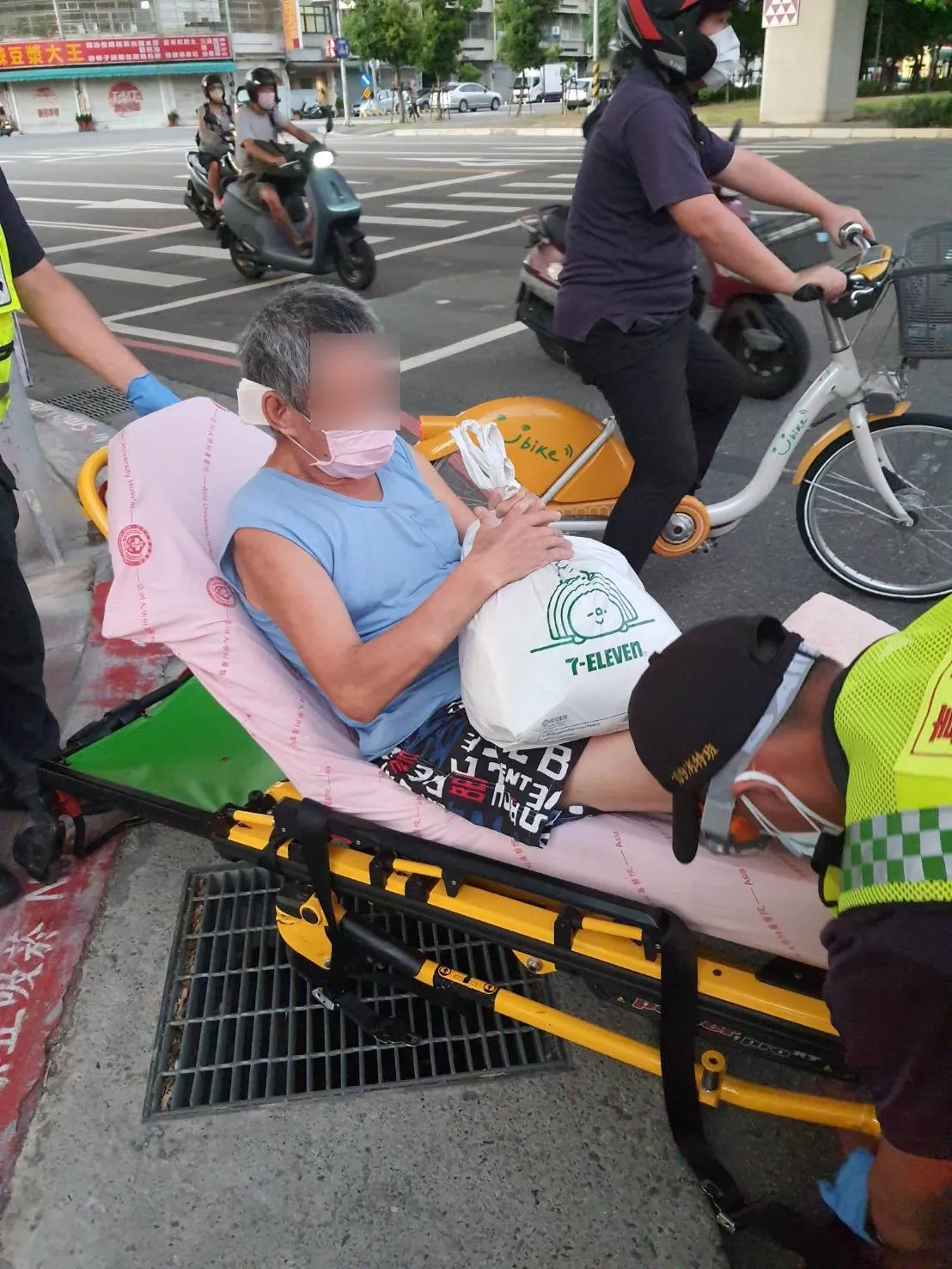 該男搭火車後再叫救護車。民眾提供