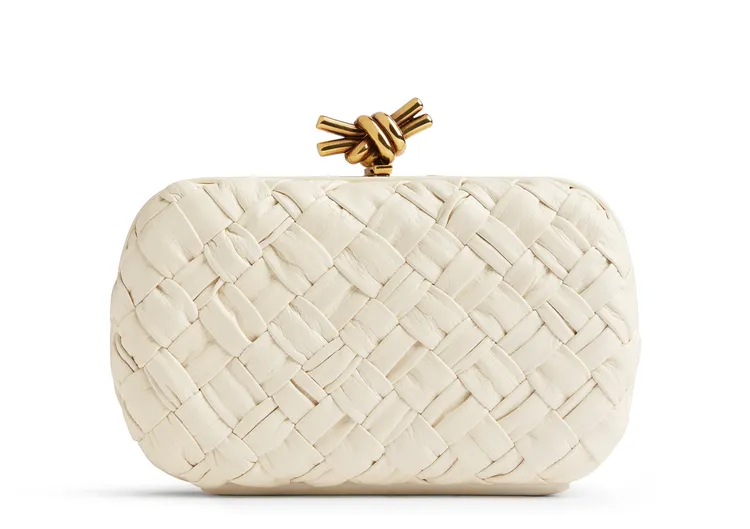 Knot紙質牛皮金屬裝飾手拿包，11萬7700元。品牌提供