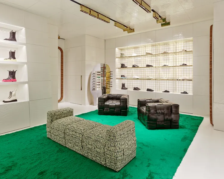 店內空間以鏤空黃銅金屬線交錯打造陳列架，以及皮革編織座椅、混色毛絨織紋座椅等，都是將品牌經典編織元素轉化為不同形式來呈現。品牌提供