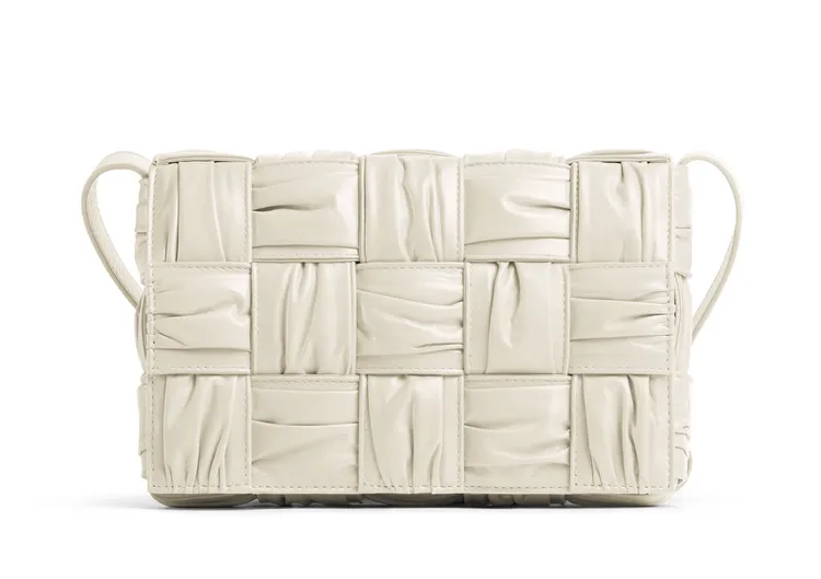 Cassette紙質牛皮斜背包，11萬2600元。品牌提供