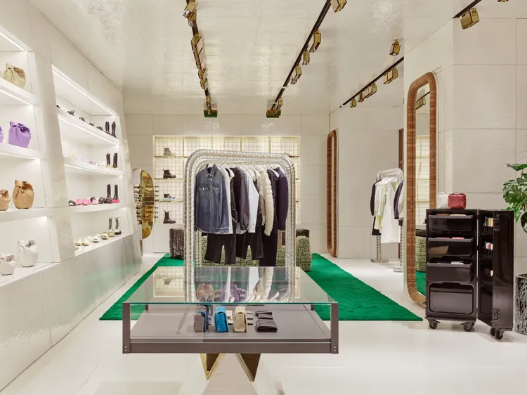 店內藉由透明流線的壓克力衣桿、黃銅金屬軌道燈、格狀木框穿衣鏡等設計，雅致營造出藝術展覽空間氛圍。品牌提供