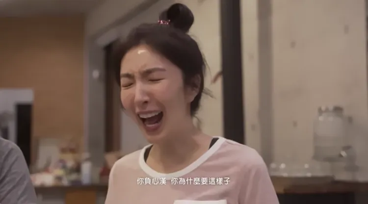 楊謹華夢到老公和別的人女聊天，起床後氣到飆罵老公負心漢。翻攝楊祐寧YouTube