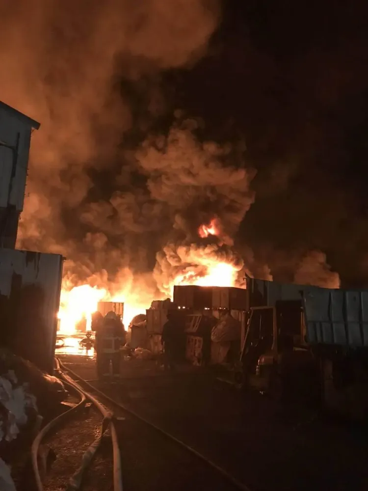 法官認為沒有證據顯示火災是自燃或工人菸蒂引起，難認業者有「管理失當產生自燃」，撤銷台中市環保局對業者合計650萬元的罰鍰。民眾提供