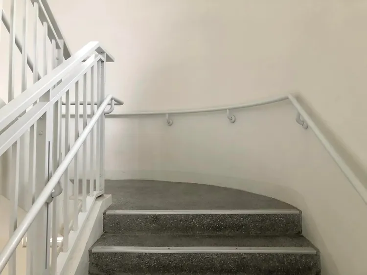 樓梯梯面不寬，迴轉處也空間不足。何子凡提供