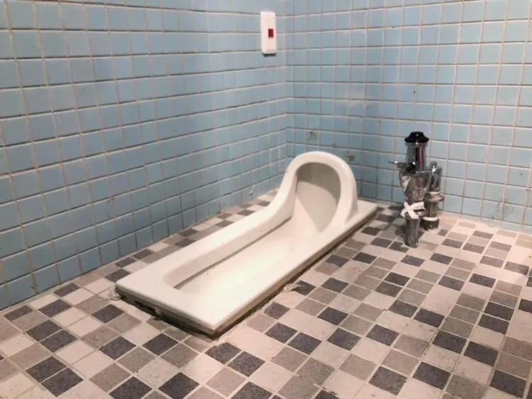 馬桶與地面出現接縫，牆面、地面髒污。何子凡提供