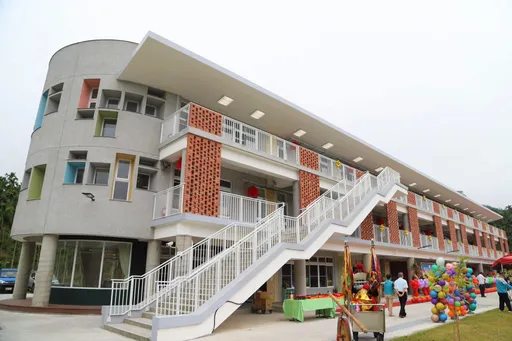 嘉縣8千萬新校舍超「落漆」 王育敏踢爆廁所蹲不下去、管線外露