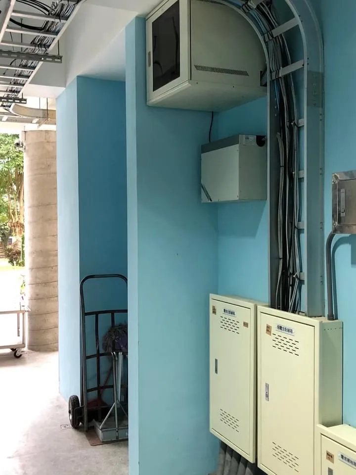 管線外露，增添校安疑慮。何子凡提供