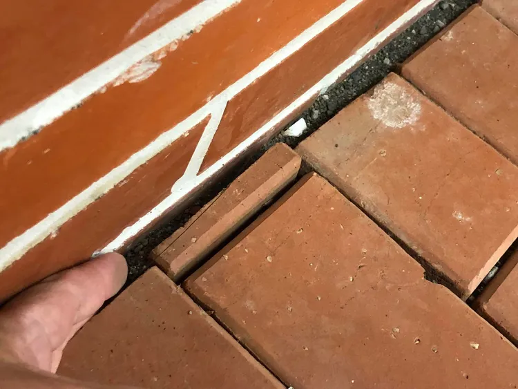 牆面與地面出現大縫。何子凡提供