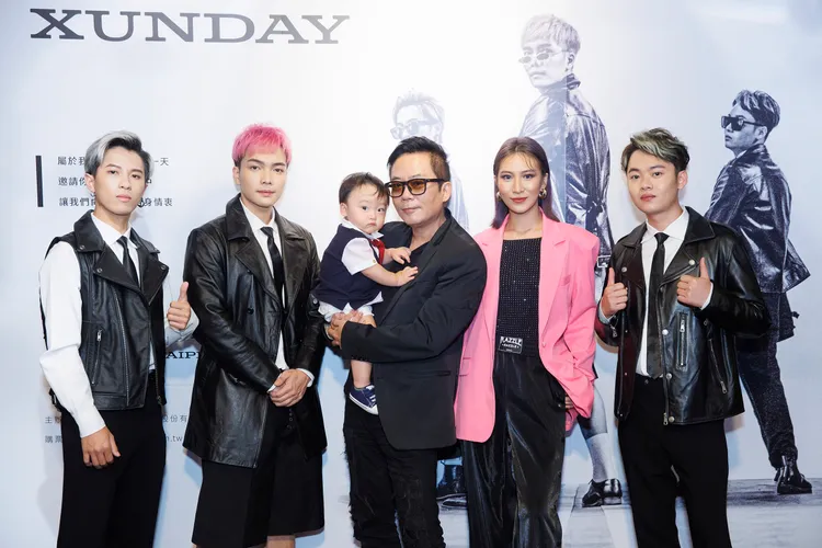 資深製作人涂惠源(左三)抱兒子與太太呂婕菲為Xunday站台。Xunday提供