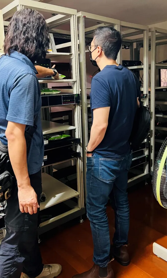 檢察官到第三方支付業者機房查看。檢方提供