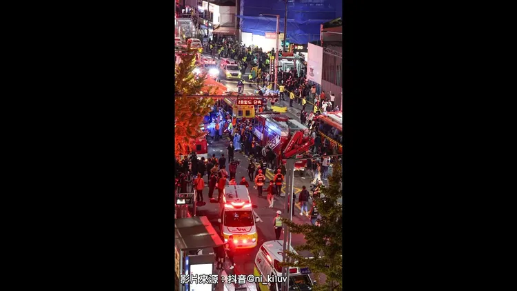 事故現場滿是急救人員與救護車、消防車。