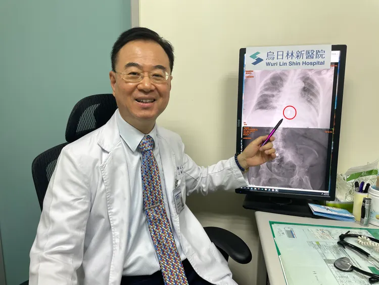 許人文醫師和醫療團隊每天仔細觀察假牙在阿嬤體內的位置。烏日林新醫院提供