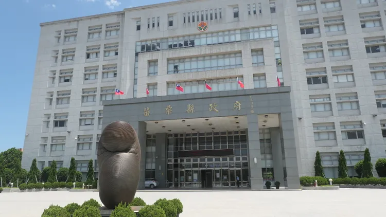 縣府指出，恒威公司今年6月越區採取，已勒令該公司全面停工，並提報礦務局廢止其土石採取許可，並依據違反土石採取法規定予以裁罰100萬元在案。圖為縣府第一辦公大樓外觀。楊永盛攝