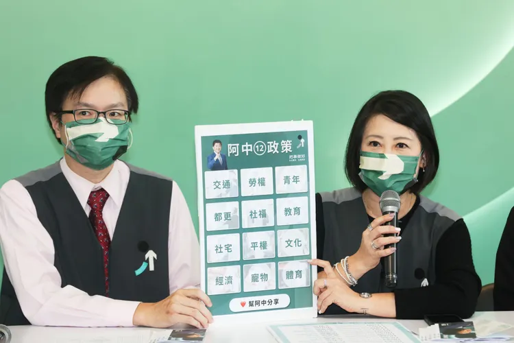 陳時中官方LINE帳號新增「12大政策一覽」。翁玉信攝