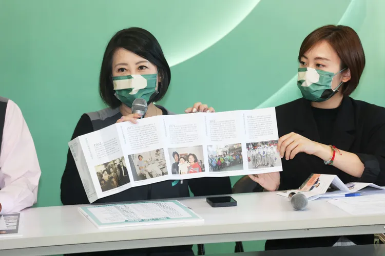 紙本文宣背面是陳時中的人生故事。
翁玉信攝