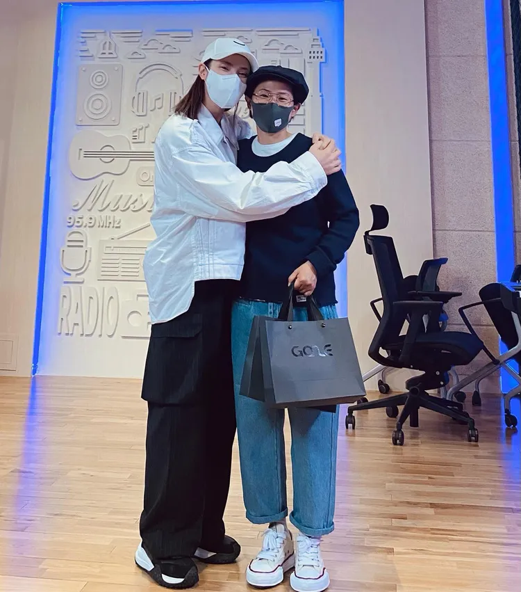 GUMMY（左）今到金信英的廣播節目作客。翻攝MBC