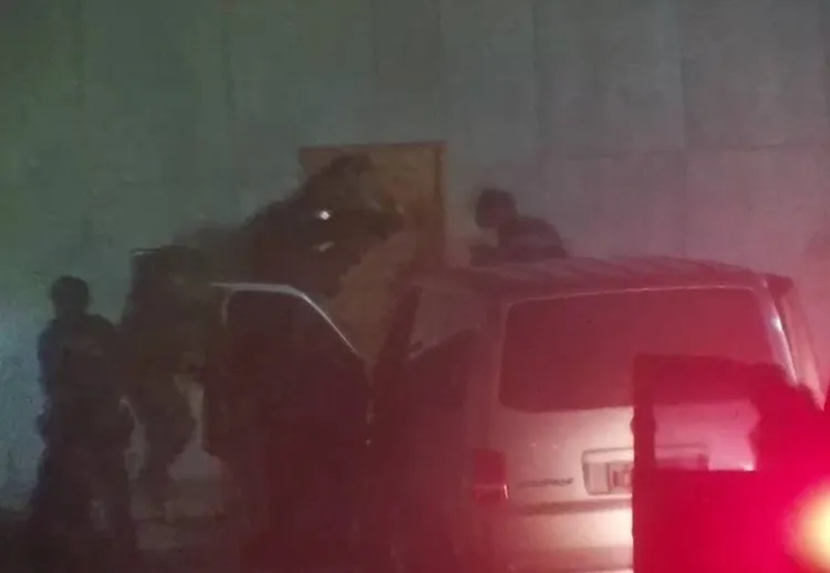 獲霹靂小組趕員支援，虎尾警方出動優勢警力包圍攻堅。民眾提供