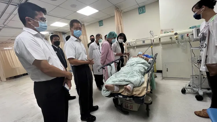 雲林縣長張麗善、警局長李謀仁率員前往醫院關懷辦案受傷的小隊長廖和全。警方提供