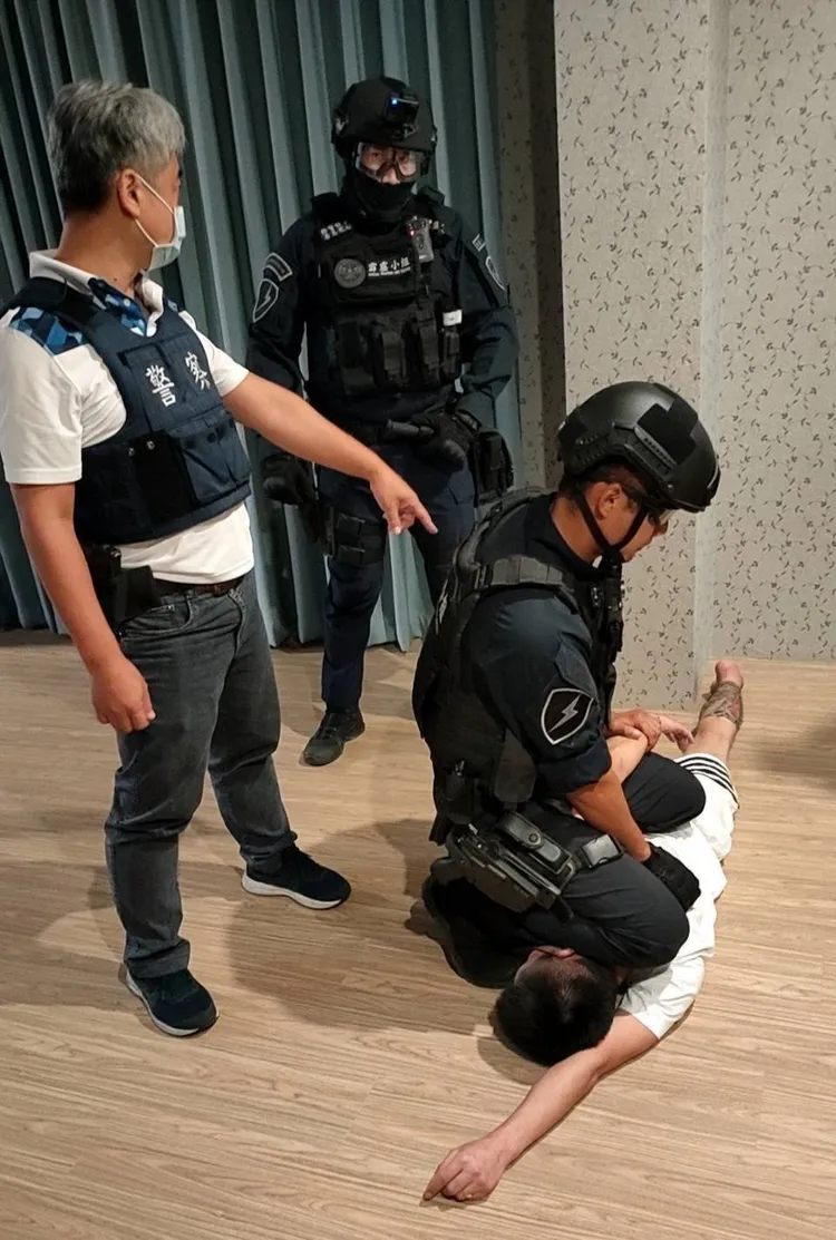 郭男遭警壓制在地，警方並在現場起出子彈及毒品。民眾提供