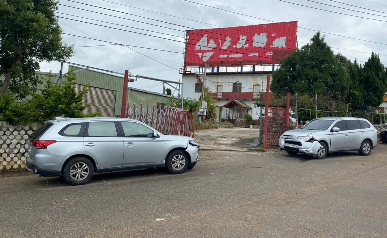 郭男拒捕,駕駛賓士車撞開伸縮鐵門及偵防車後逃逸。資料照片