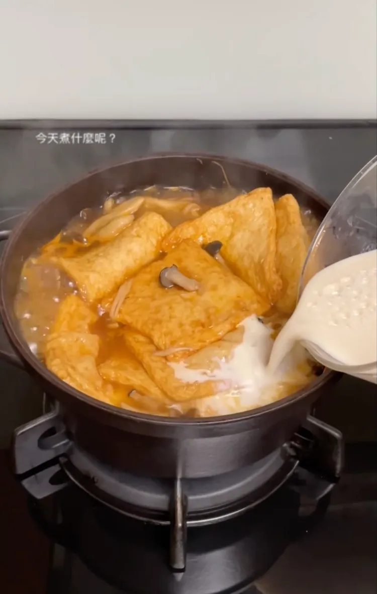 加入豆漿，變身熱呼呼豆乳鍋。