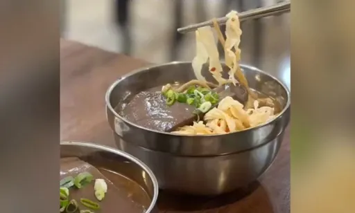 淡江必吃美食麻辣東北麵　料多味美讓網紅超回味