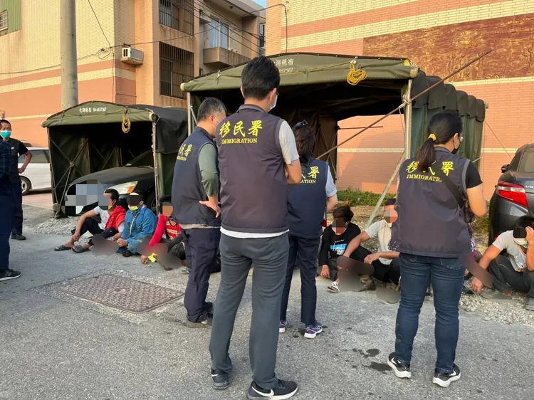 專勤隊員清查現場移工身分。民眾提供
