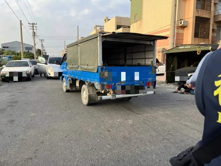 衝撞公務車藍色小貨車。民眾提供