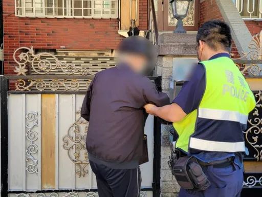 就是要去银行「赶3点半」 9旬翁仆街没力了!警护送回家