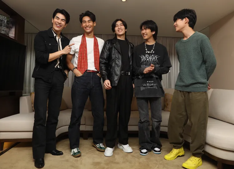 Mile（左起）、Apo、Bible、Build、Barcode學了中文向粉絲打招呼。陳明中攝