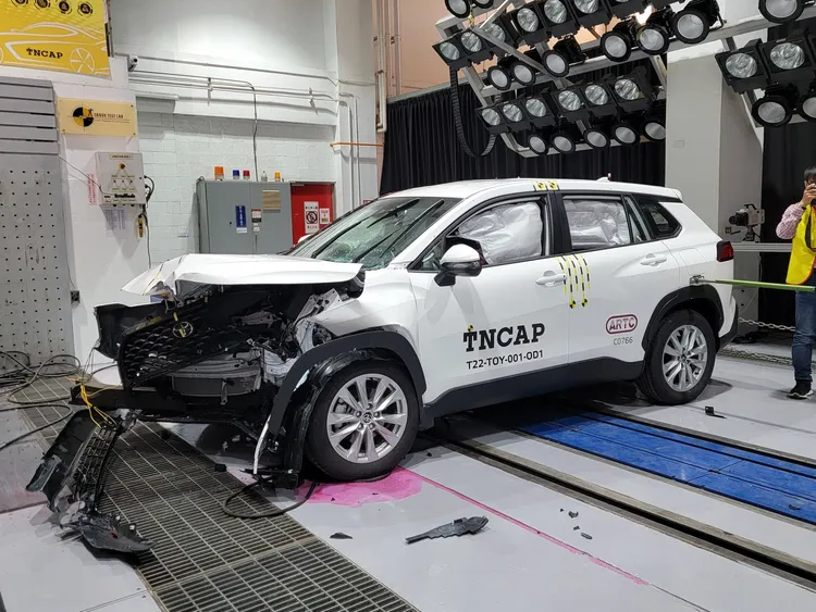 Toyota Corolla Cross在撞擊實測下車頭全毀。facebook/廖怡塵