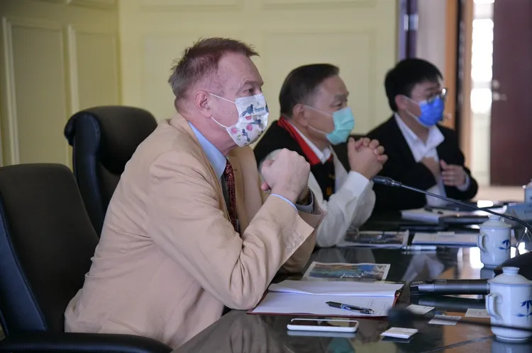 歐賀曼聽取簡報。花蓮縣政府提供