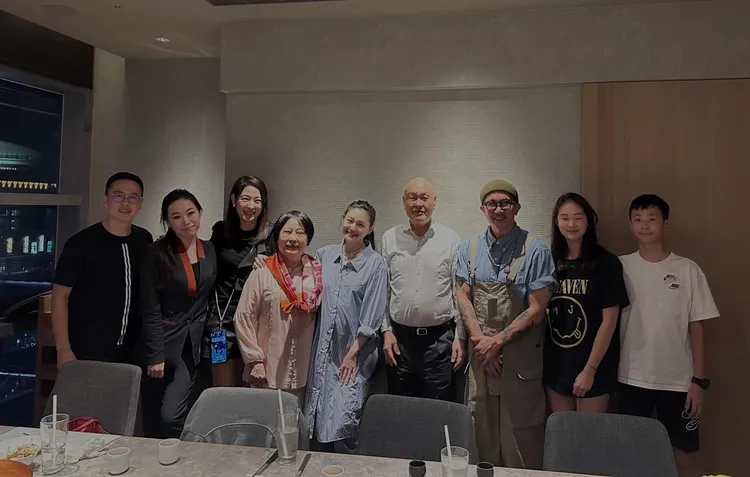 賈永婕（左三）和家人吃飯時巧遇大S（中）和具俊曄（右三）。