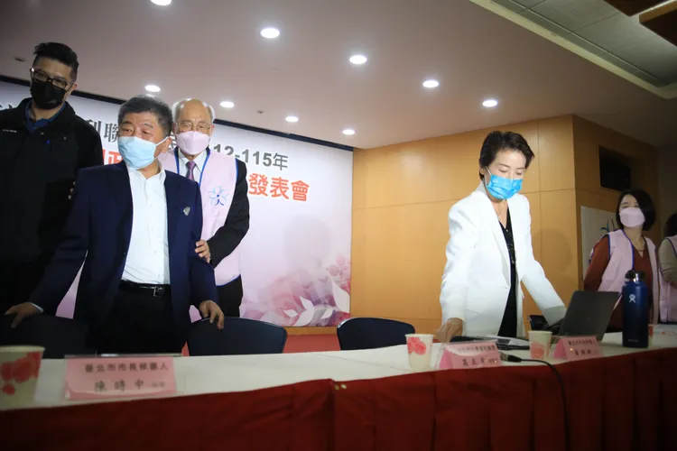 陳時中（左起）與黃珊珊今同台。莊宗達攝