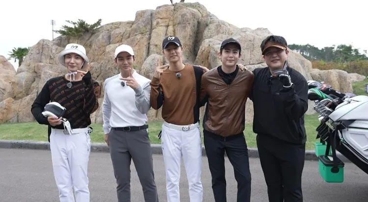 姜敏赫（中）與利特（左起）、白虎、尼坤、神童一起主持高爾夫球節目《搭飛機Birdie Boys》。翻攝naver