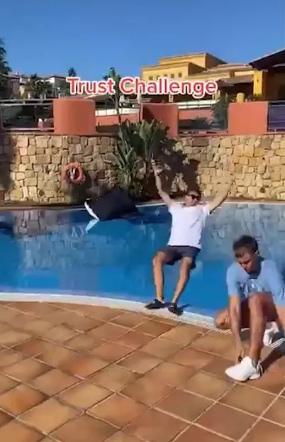 對於這結果網友反酸「真沒想到」。