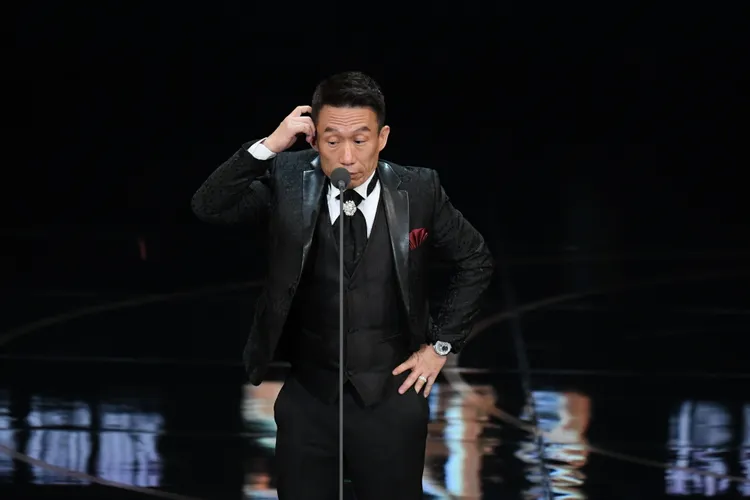 郭子乾比出柯文哲的習慣動作。三立提供