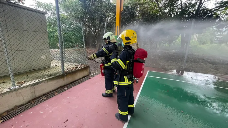 太陽能板火災搶救有特殊的方式。屏東縣消防局提供