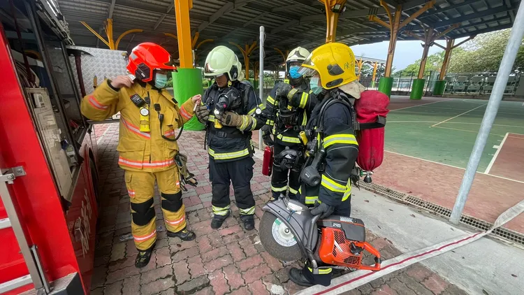 許多校園設置太陽能發電設備，增加綠電發電量，枋寮消防分隊在枋寮高中進行搶救演練。屏東縣消防局提供