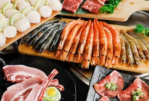 指定要母蝦還得幫剝殼!吃到飽業者遇客要求超古怪 網笑回:因為「公蝦小」