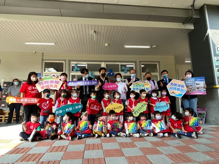 盧秀燕參觀雙十國中多功能活動中心中公立幼兒園並與師生合影。曾雪蒨攝